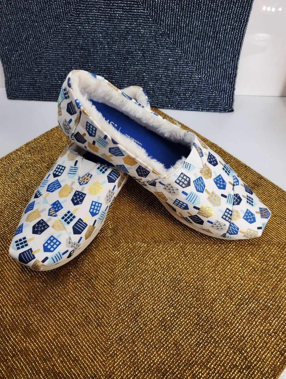 WOMEN'S TOMS WHITE/SHINY FOIL DREIDELS PRINT/FAUX FUR ALPARGATA SIZE 8 NWT
